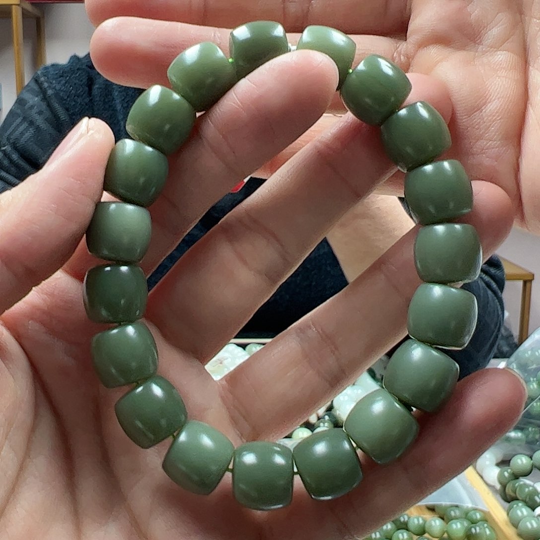 【闪购商品】和田玉手串未镶嵌沙枣青卡12豆青