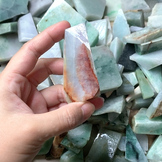 翡翠挂件未镶嵌抖***?翡翠原石