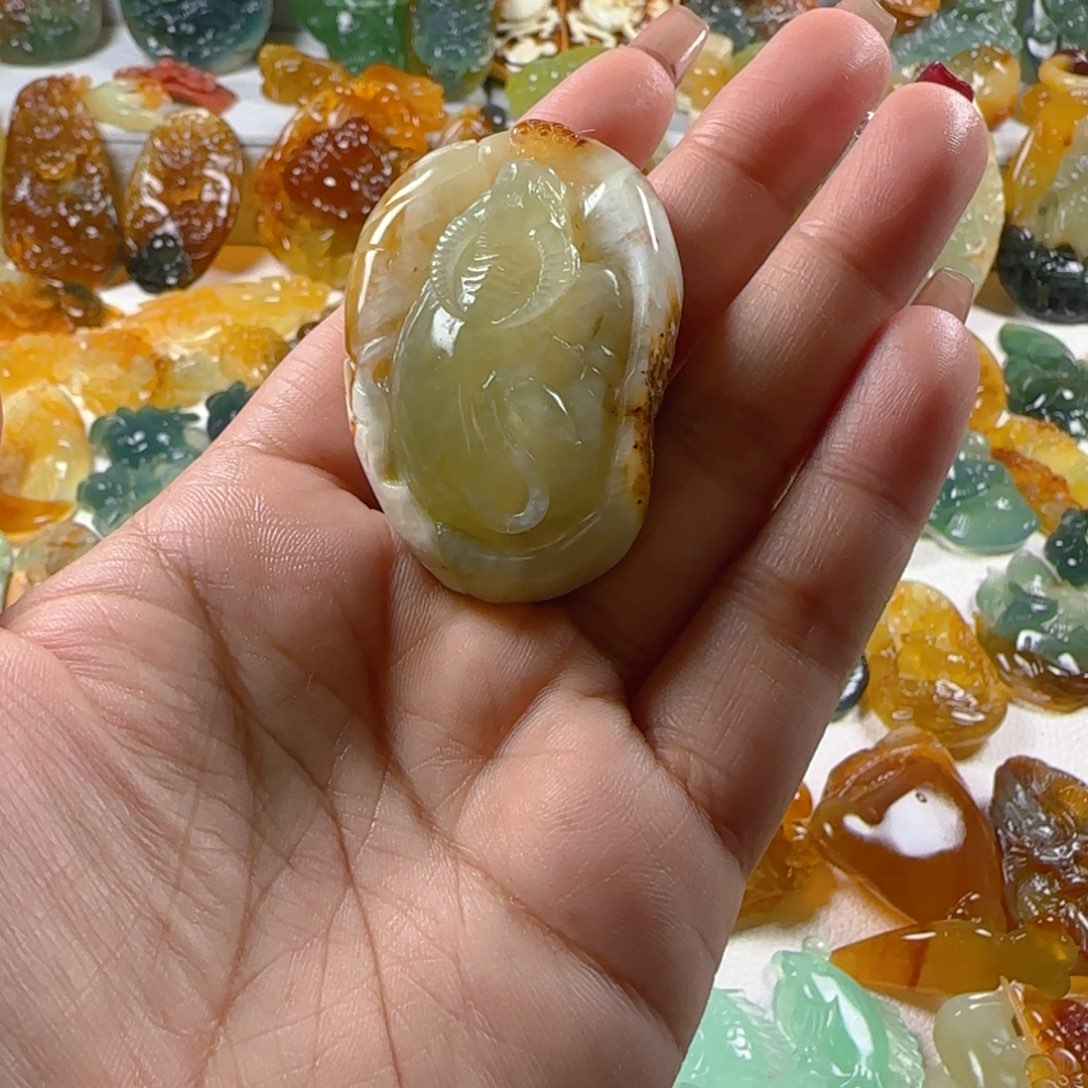 蛇纹石玉颈饰未镶嵌