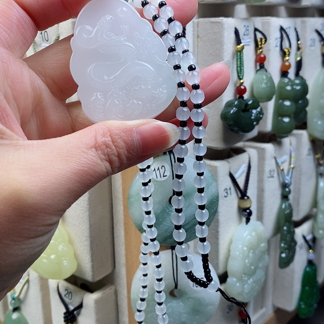 颈饰未镶嵌石英质玉（金丝玉）