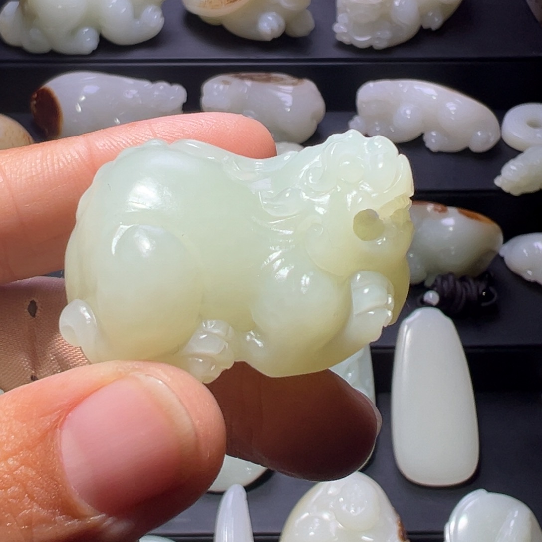 爱***人和田玉未镶嵌颈饰