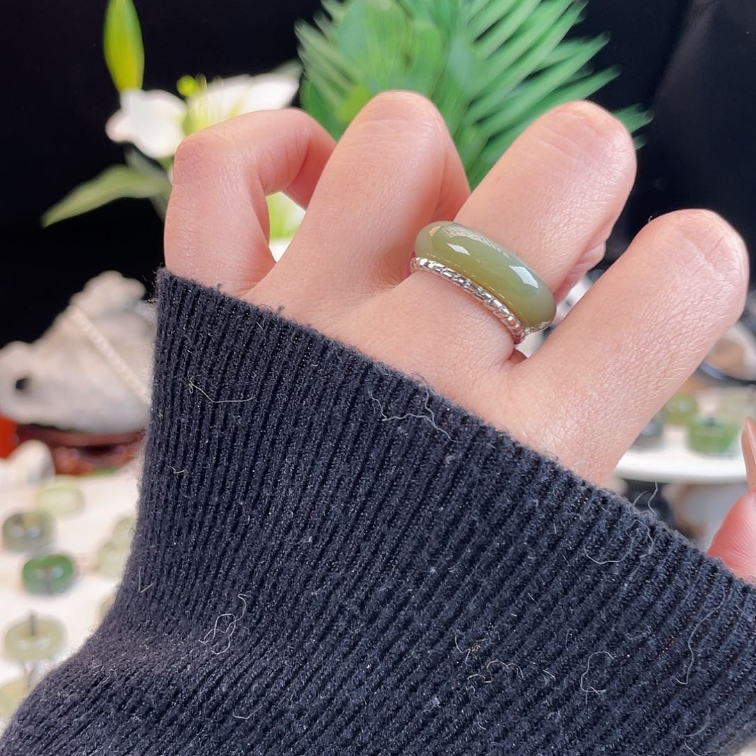 和田玉未镶嵌戒指E46糖青泥鳅背17.2