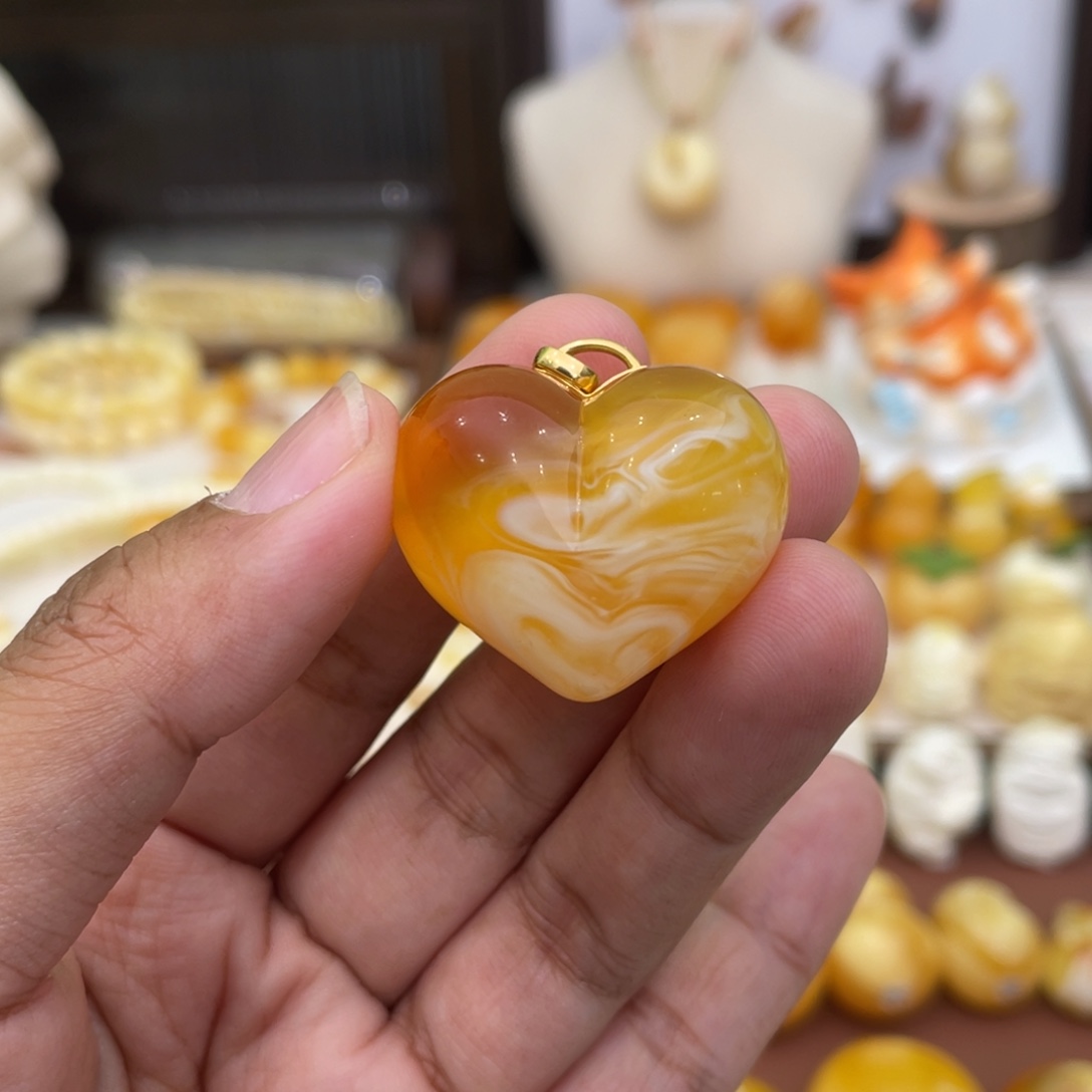 琥珀18K金镶嵌颈饰焦皮橘金溶洞瓷白拉丝妖花荧光爱心吊坠NA237