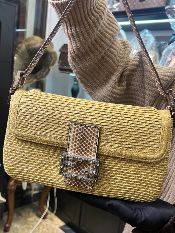 95新 FENDI/芬迪 fendi拉菲草葡萄藤扣法棍单肩包