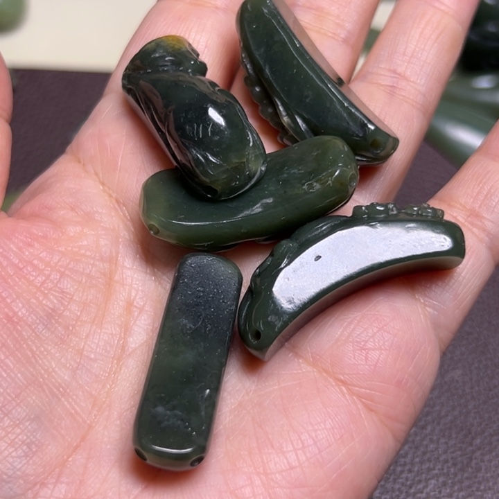 椰***蓉岫岩河磨玉（透闪石质玉）未镶嵌颈饰