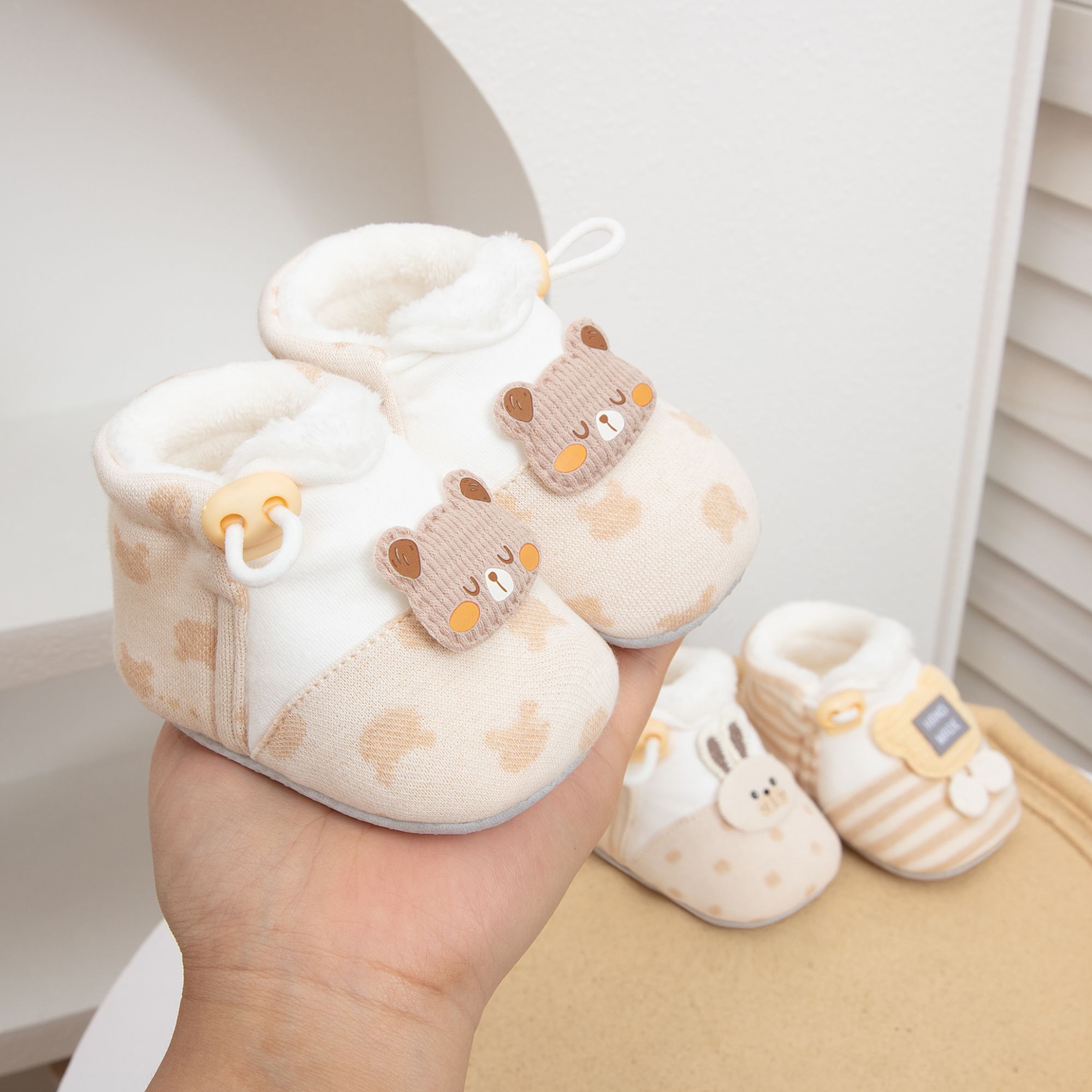 宝宝软底保暖鞋纯棉冬款0-12月加绒加厚袜鞋防滑护脚小月龄不掉鞋