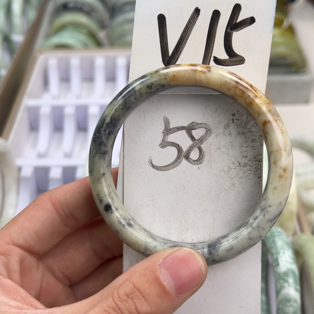 岫玉手镯未镶嵌天然岫玉微瑕，可以正常佩戴