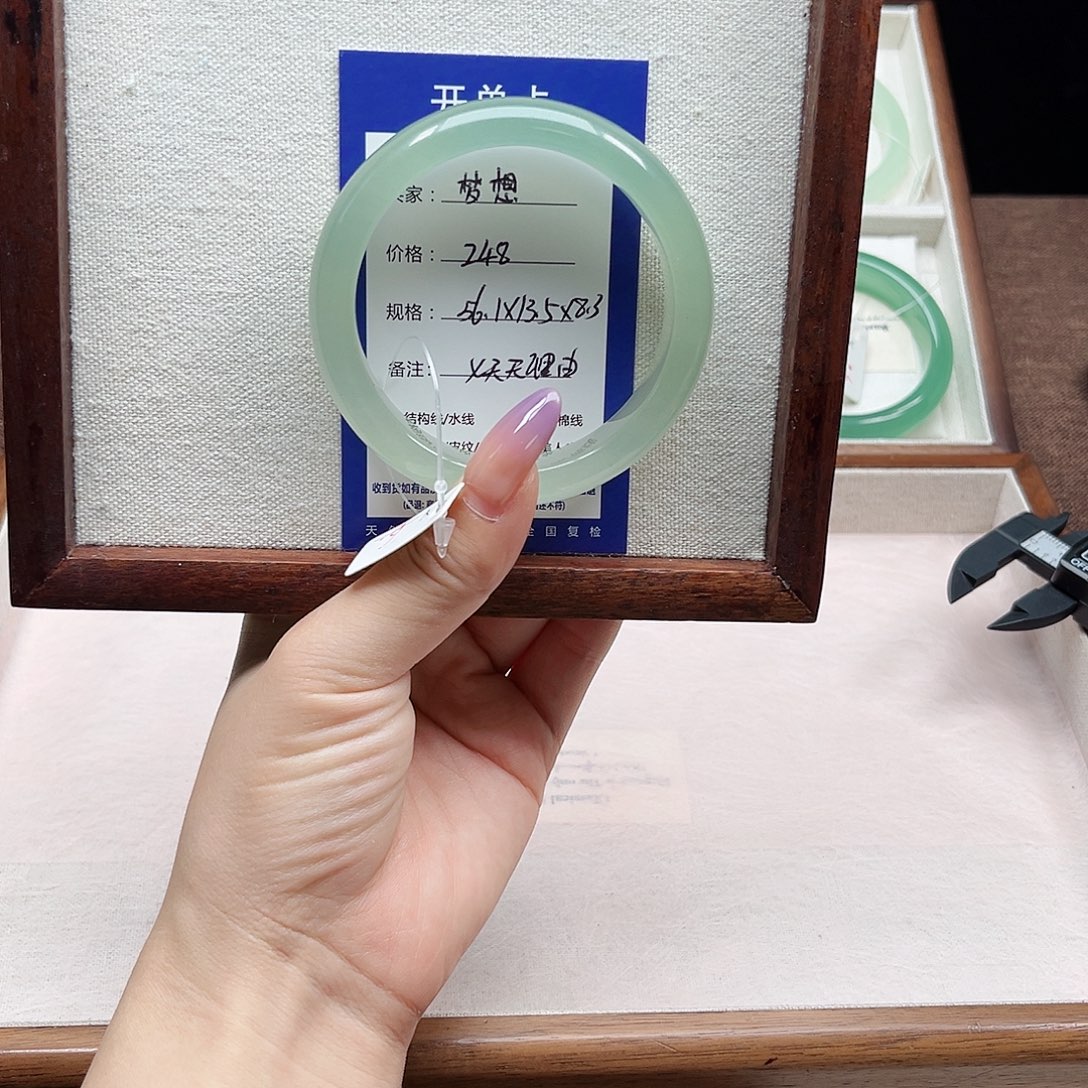 梦***想石英质玉未镶嵌手镯