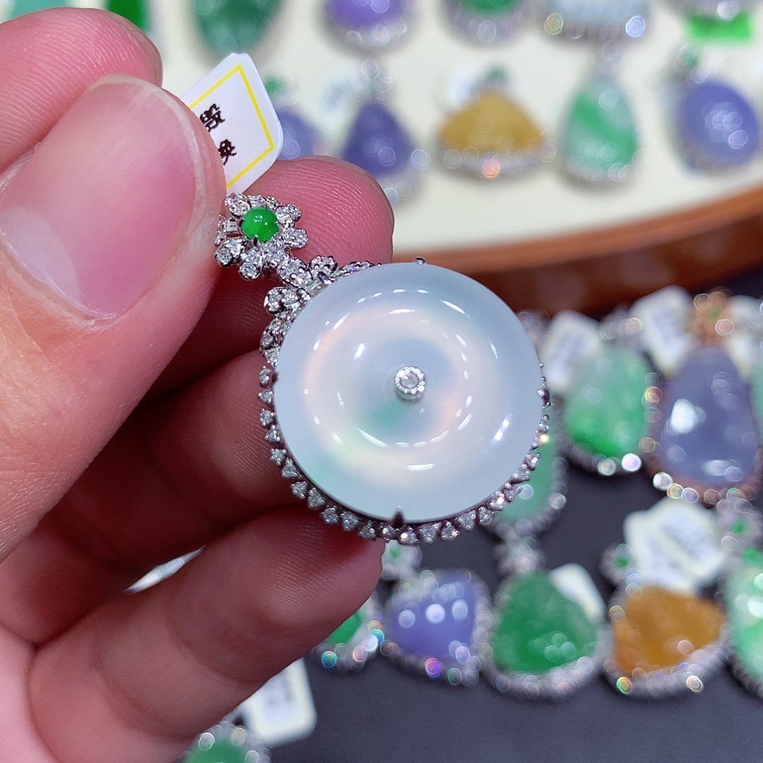 翡翠吊坠(不含链)18K金镶嵌