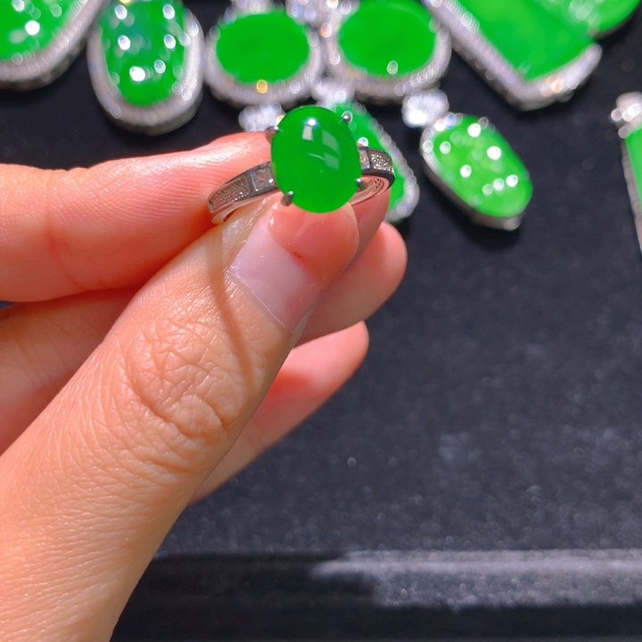 翡翠银S925镶嵌戒指一个