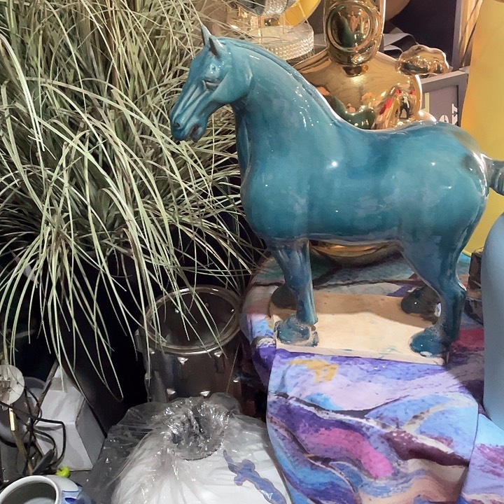 H****?陶瓷花瓶。 绿植。 