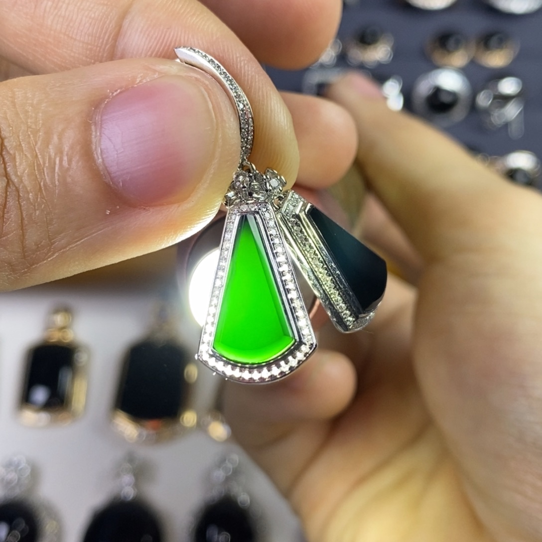 18K金镶嵌翡翠耳饰