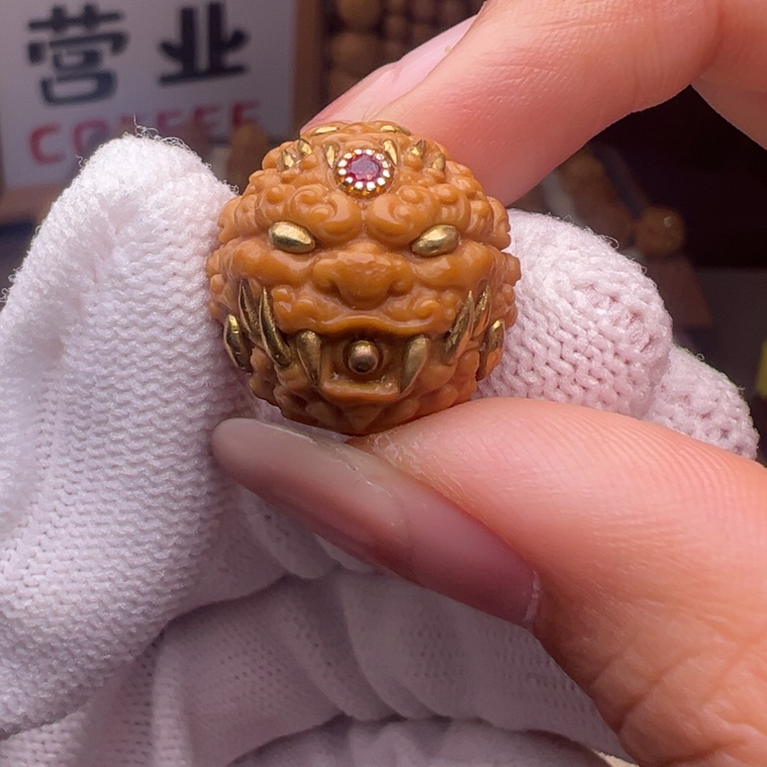 猴头核桃把件镶嵌款吞金唐狮全品有正常封口线