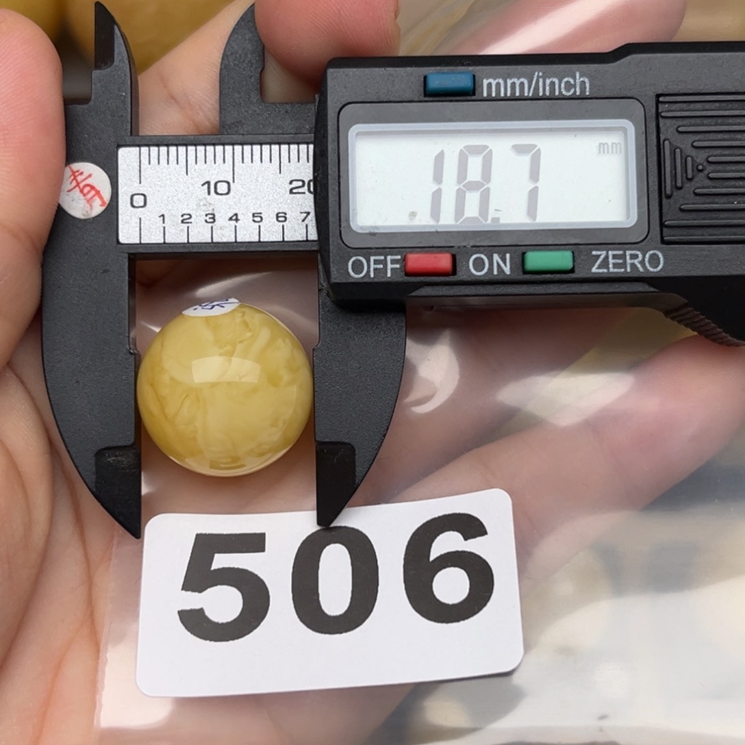 冷***秋未镶嵌琥珀裸石蜜蜡