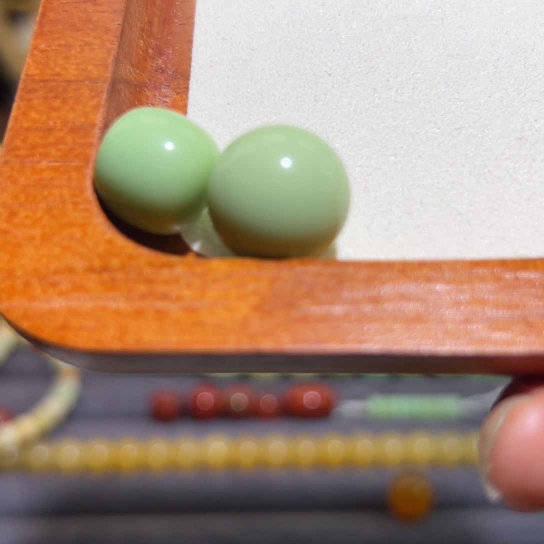 定***啊石英质玉（缅黄）未镶嵌绿老型圆珠单珠