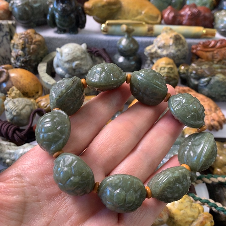 未镶嵌岫岩河磨玉（透闪石质玉）把件