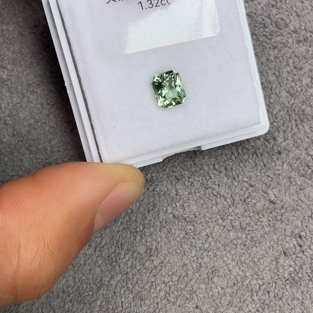 绿柱石裸石未镶嵌1.32Ct。