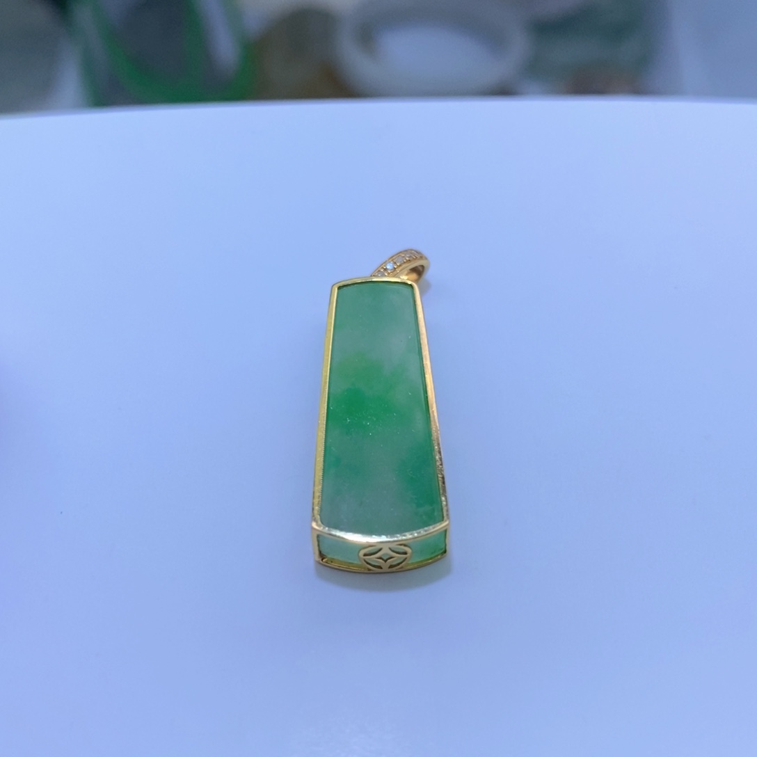 堂***姐翡翠18K金镶嵌颈饰无事牌