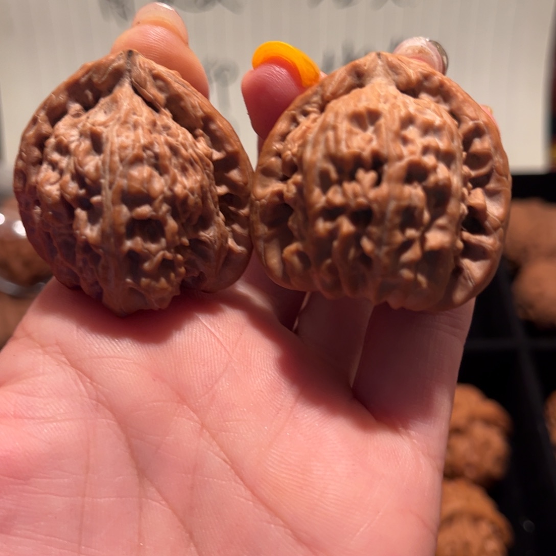 把件桃核三角白狮子