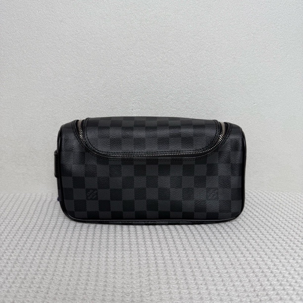 99新 LouisVuitton/路易威登 5589/经典休闲黑棋盘格洗漱手拿包