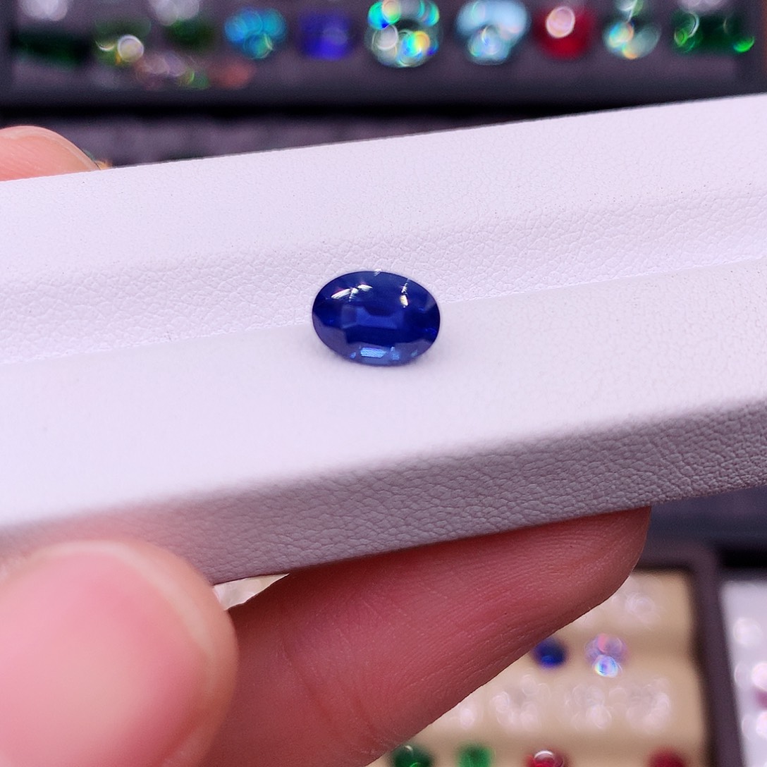 蓝宝石裸石未镶嵌
