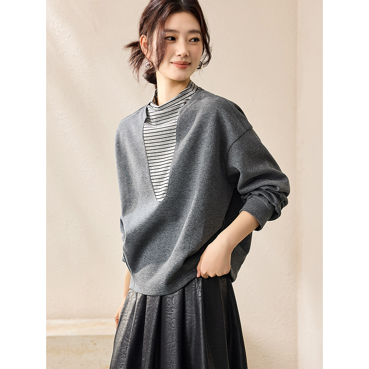 沫晗依美【安可拉美学】2025秋休闲设计感假两件拼接半高领卫衣7538