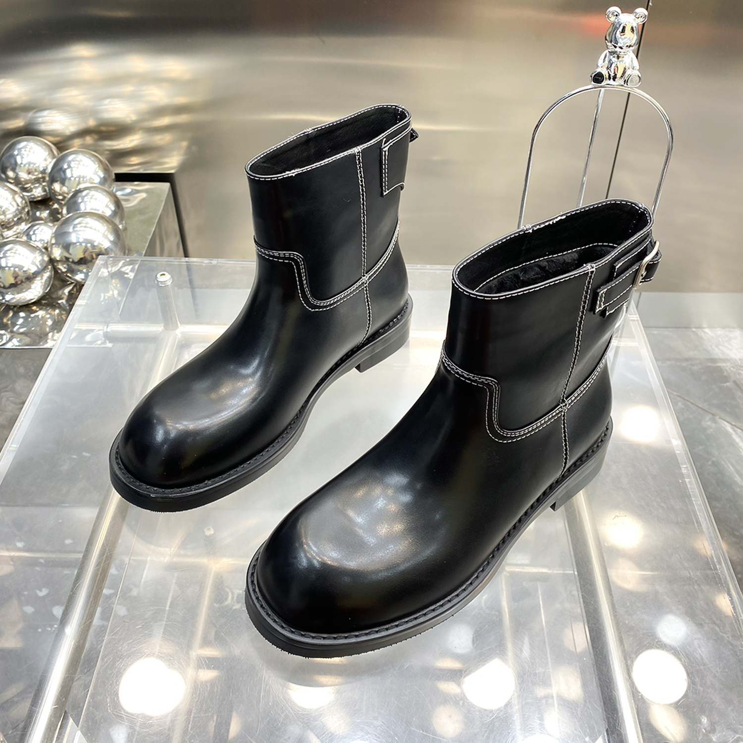 2025秋冬季新款简约百搭高级感马丁靴加绒里复古休闲冬靴568-01