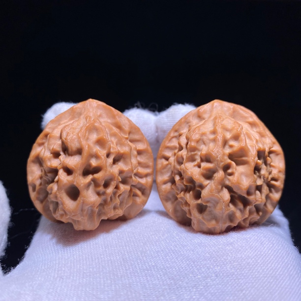 38尺龙鳞 珊瑚纹 文玩核桃手把件 有微修，介意不拍