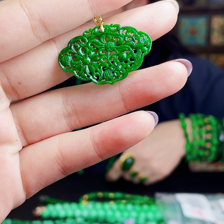 翡翠18K金镶嵌颈饰多样性