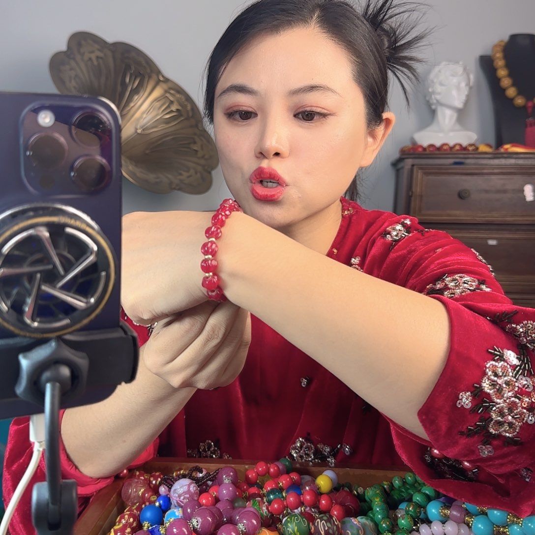 玻璃颈饰盈*老琉璃的故事是一个人的故事