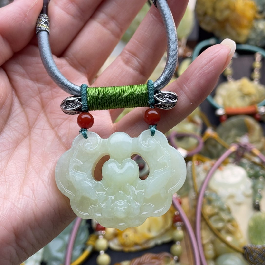 蛇纹石玉颈饰未镶嵌