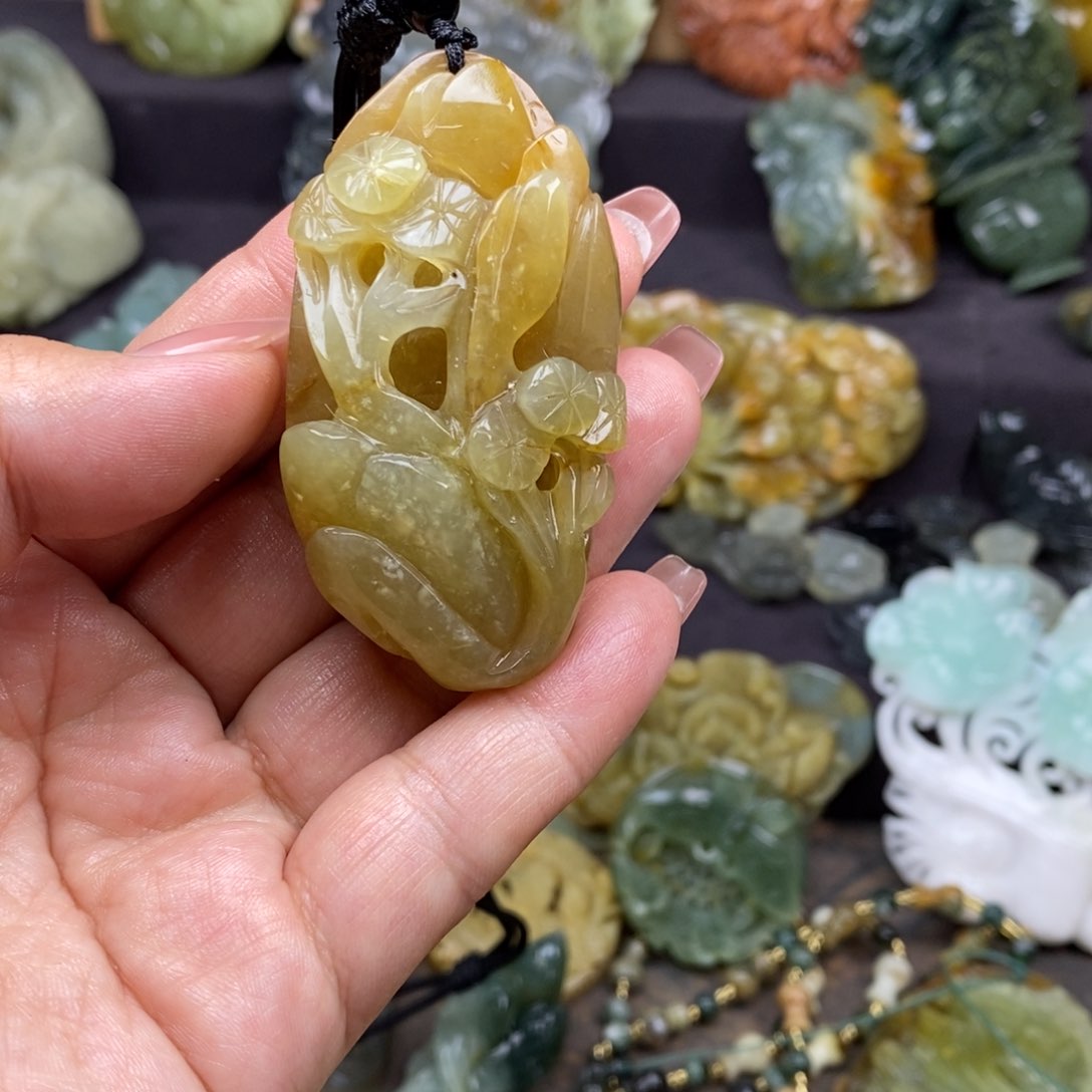 蛇纹石玉颈饰未镶嵌