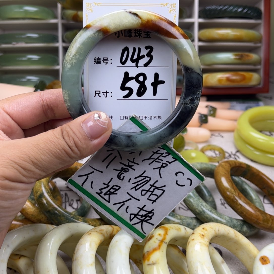 蛇纹石玉手镯未镶嵌