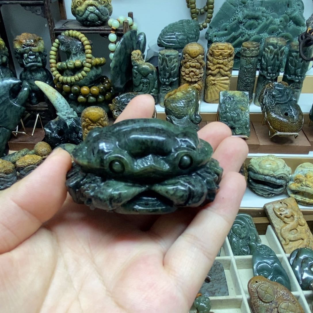 未镶嵌岫岩河磨玉（透闪石质玉）把件