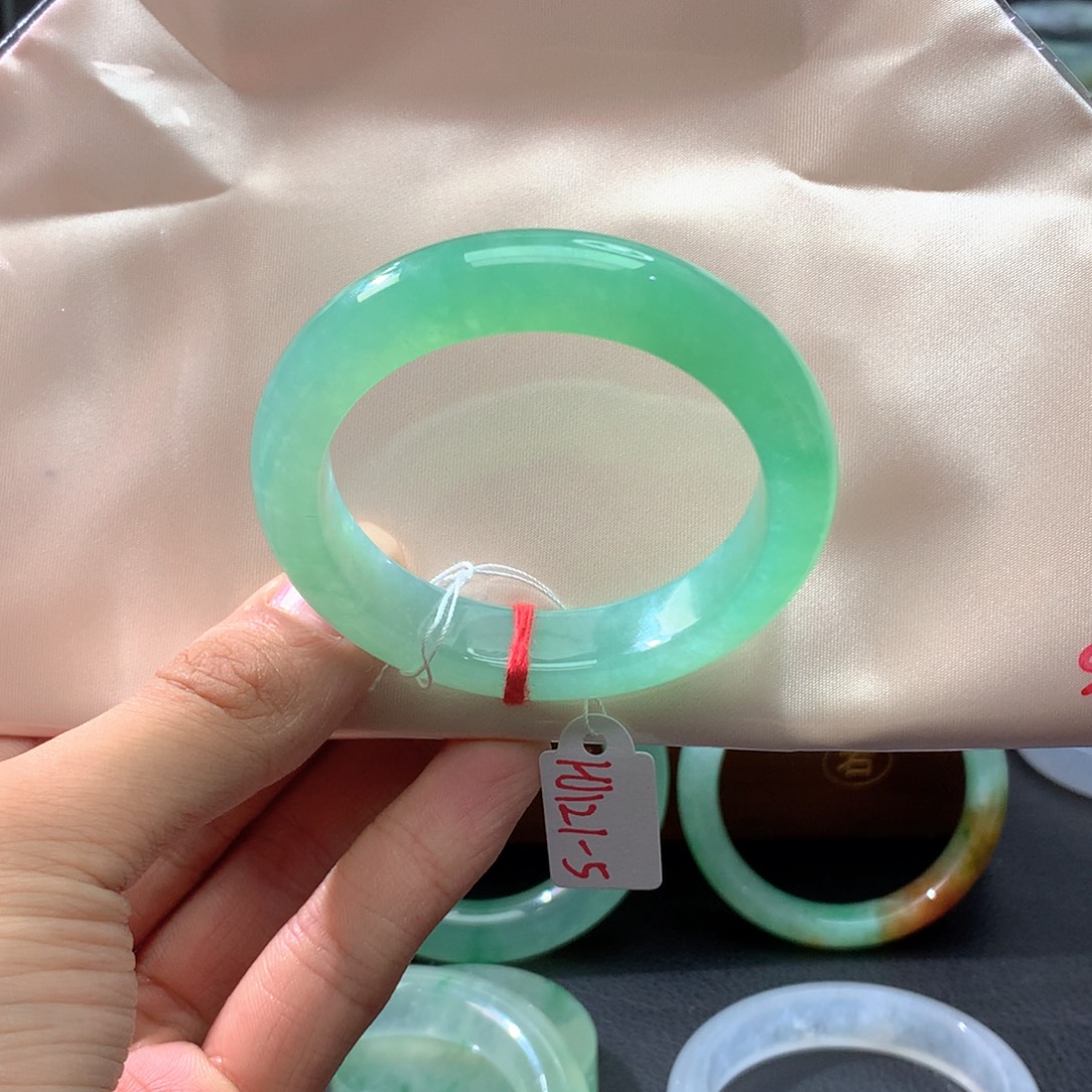 翡翠未镶嵌手镯冰绿