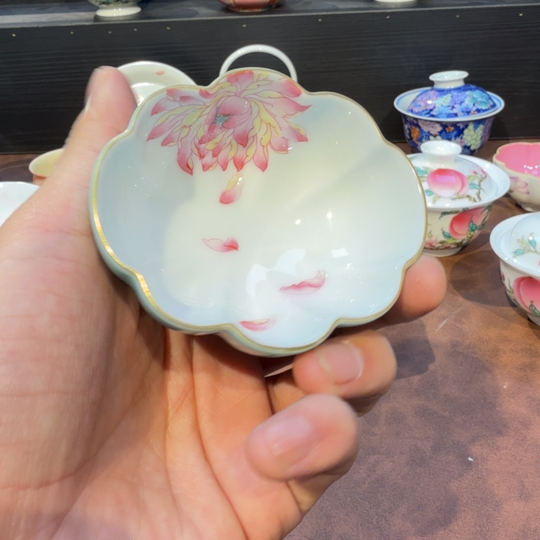 粉彩女神杯荷花内绘