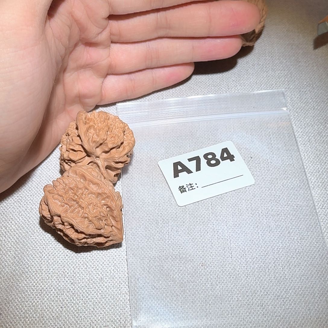 文玩核桃吊坠野牛784
