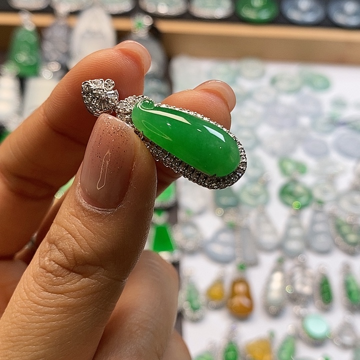 翡翠吊坠(不含链)18K金镶嵌