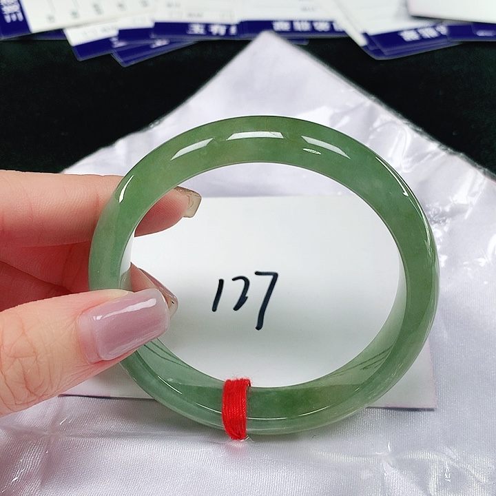 翡翠手镯未镶嵌翡翠手镯未镶嵌