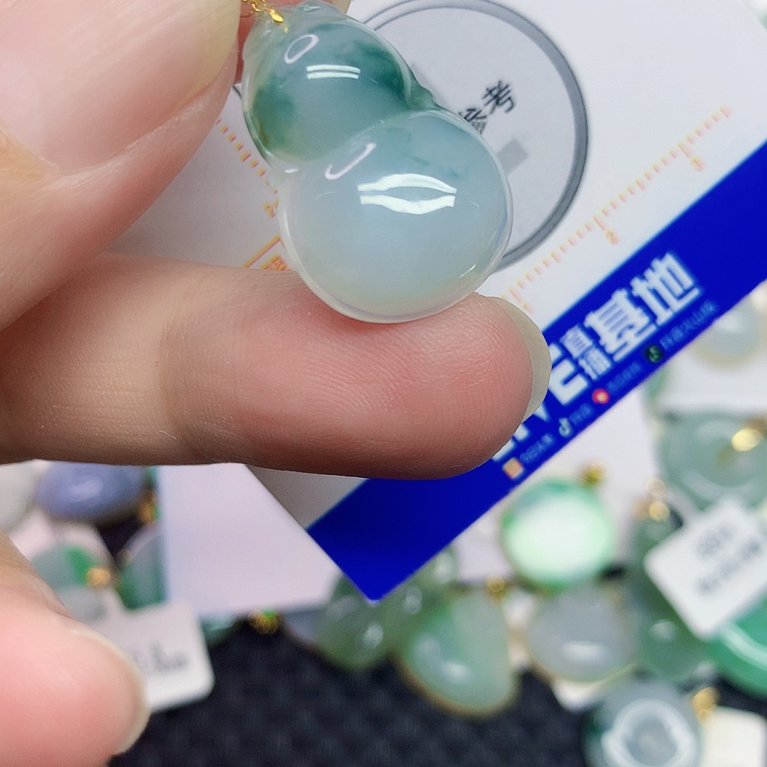 翡翠未镶嵌颈饰葫芦