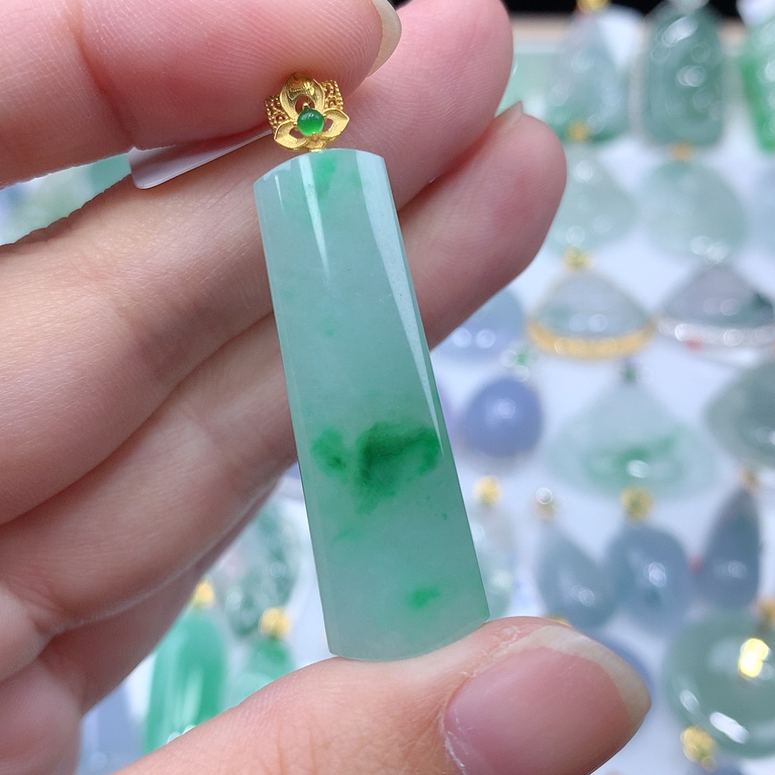 翡翠颈饰18K金镶嵌无事牌