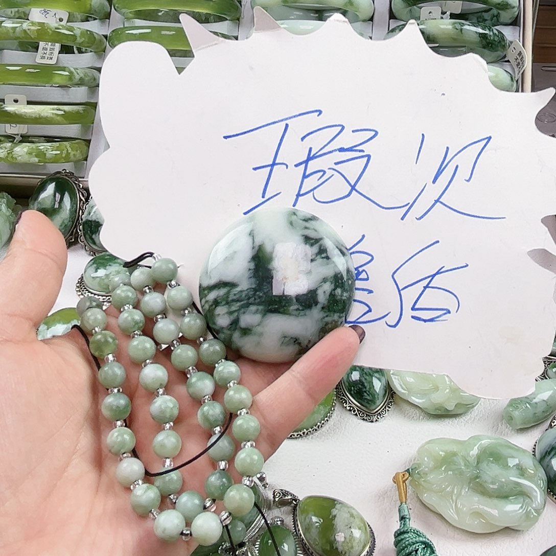 柚***米蛇纹石玉未镶嵌颈饰