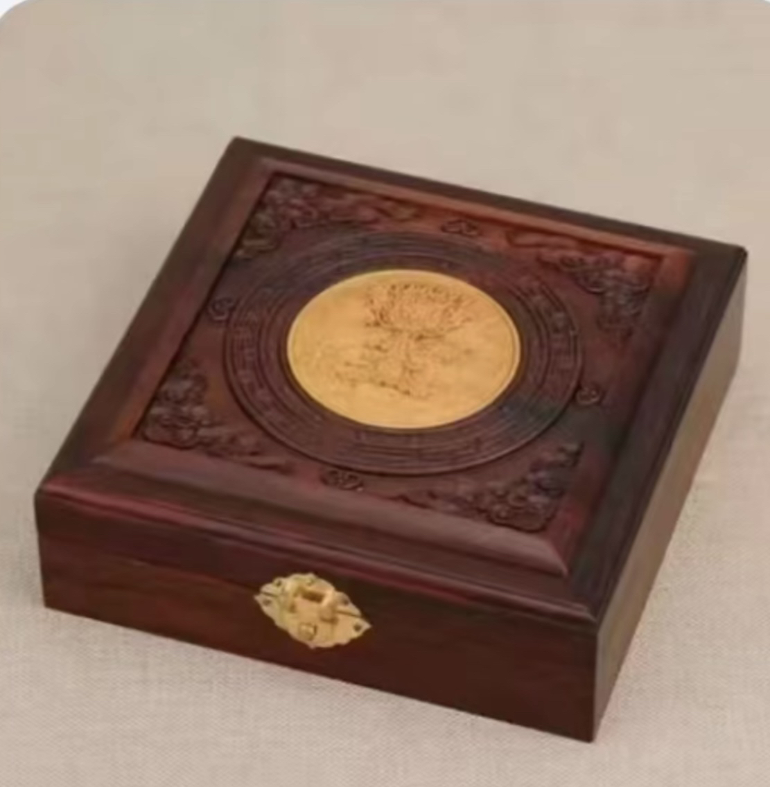 032。 可收藏盒子