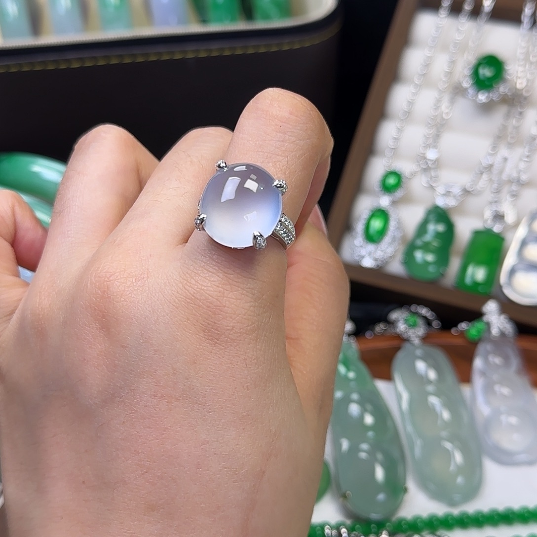翡翠18K金镶嵌戒指白冰蛋面戒指