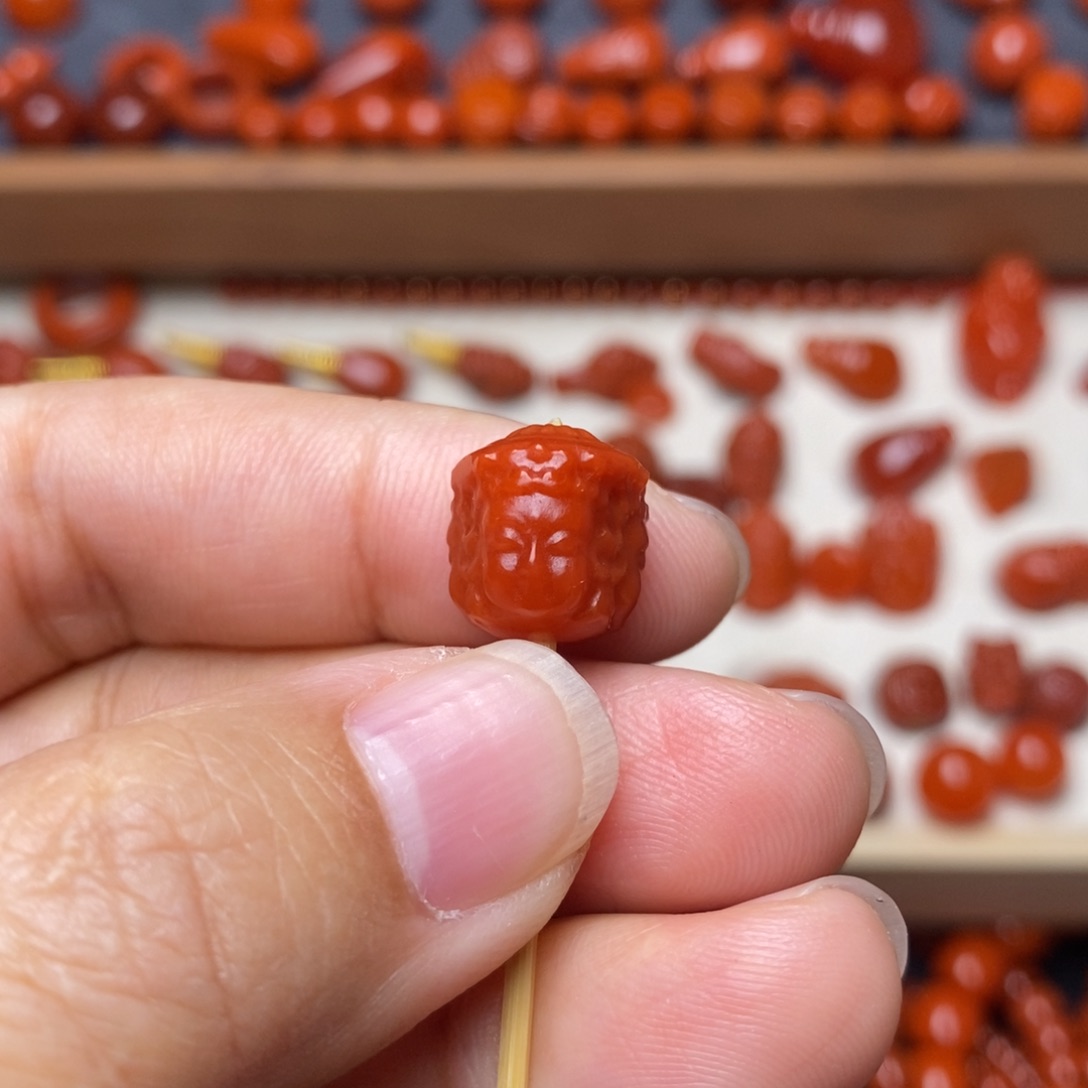 南红玛瑙配饰未镶嵌三面佛背云