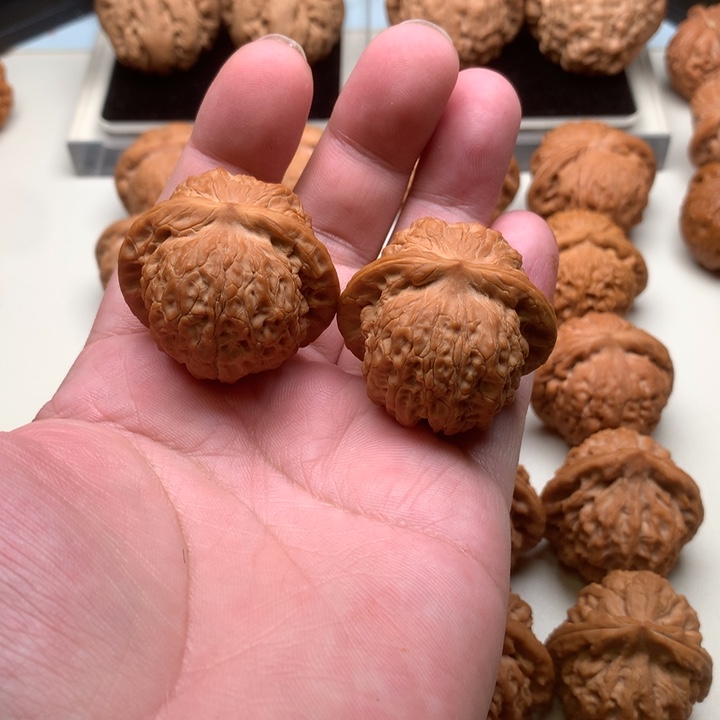 文玩核桃吊坠血麒麟40