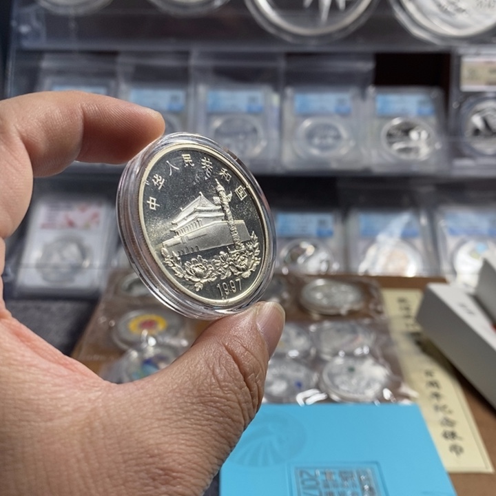 纯银瑕疵品无盒证特价97普制香三裸币一枚如图