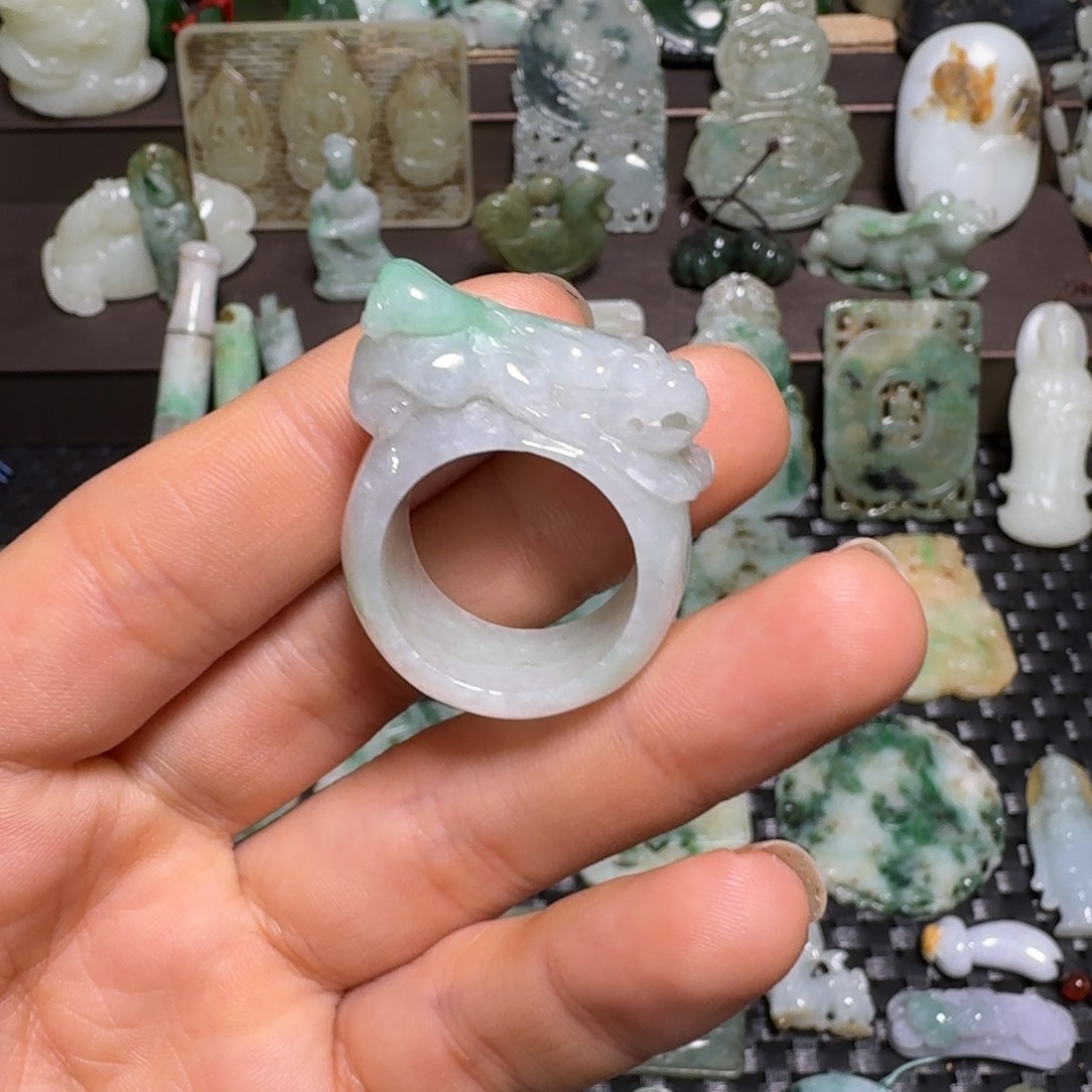 翡翠颈饰未镶嵌翡翠颈饰未镶嵌..