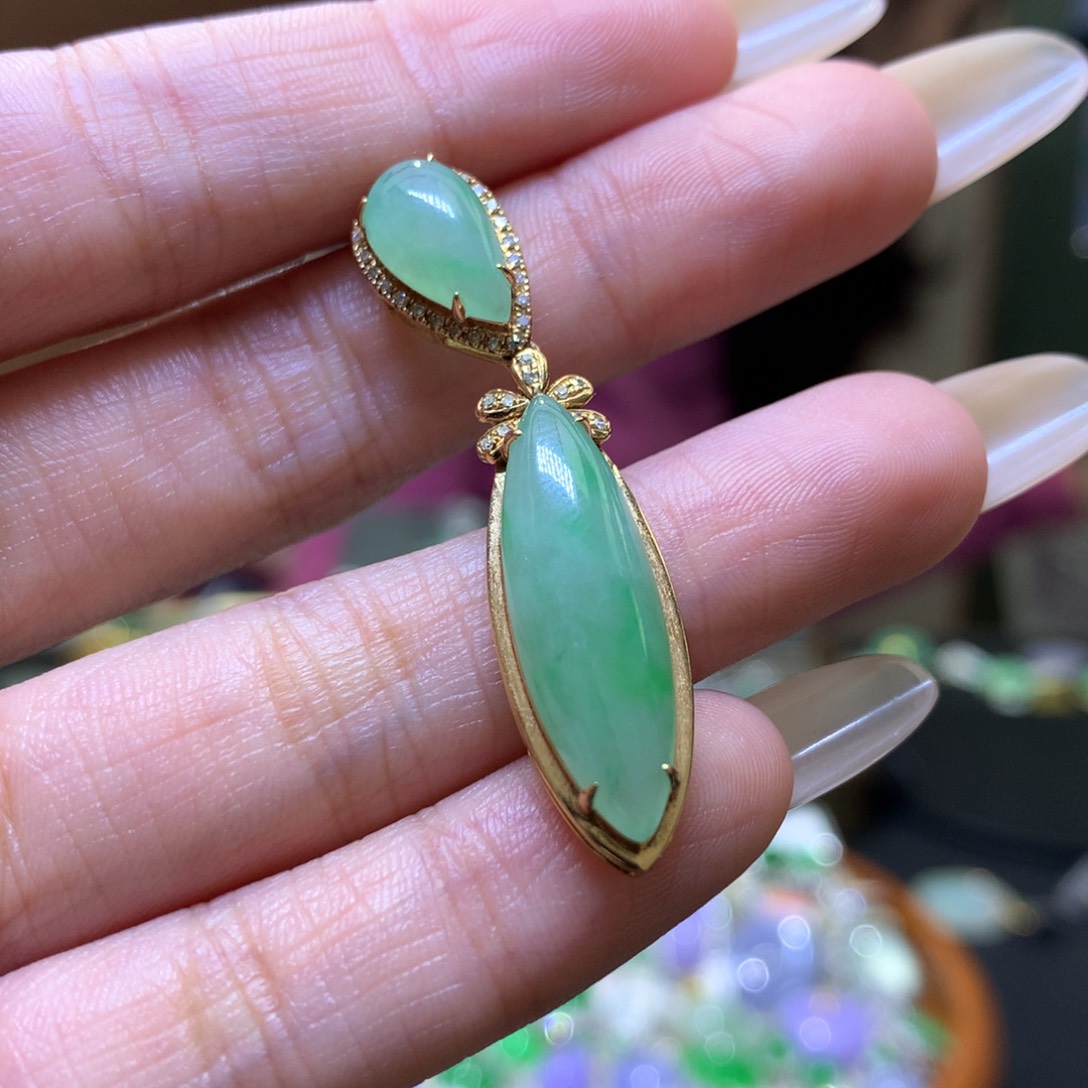 颈饰18K金镶嵌翡翠