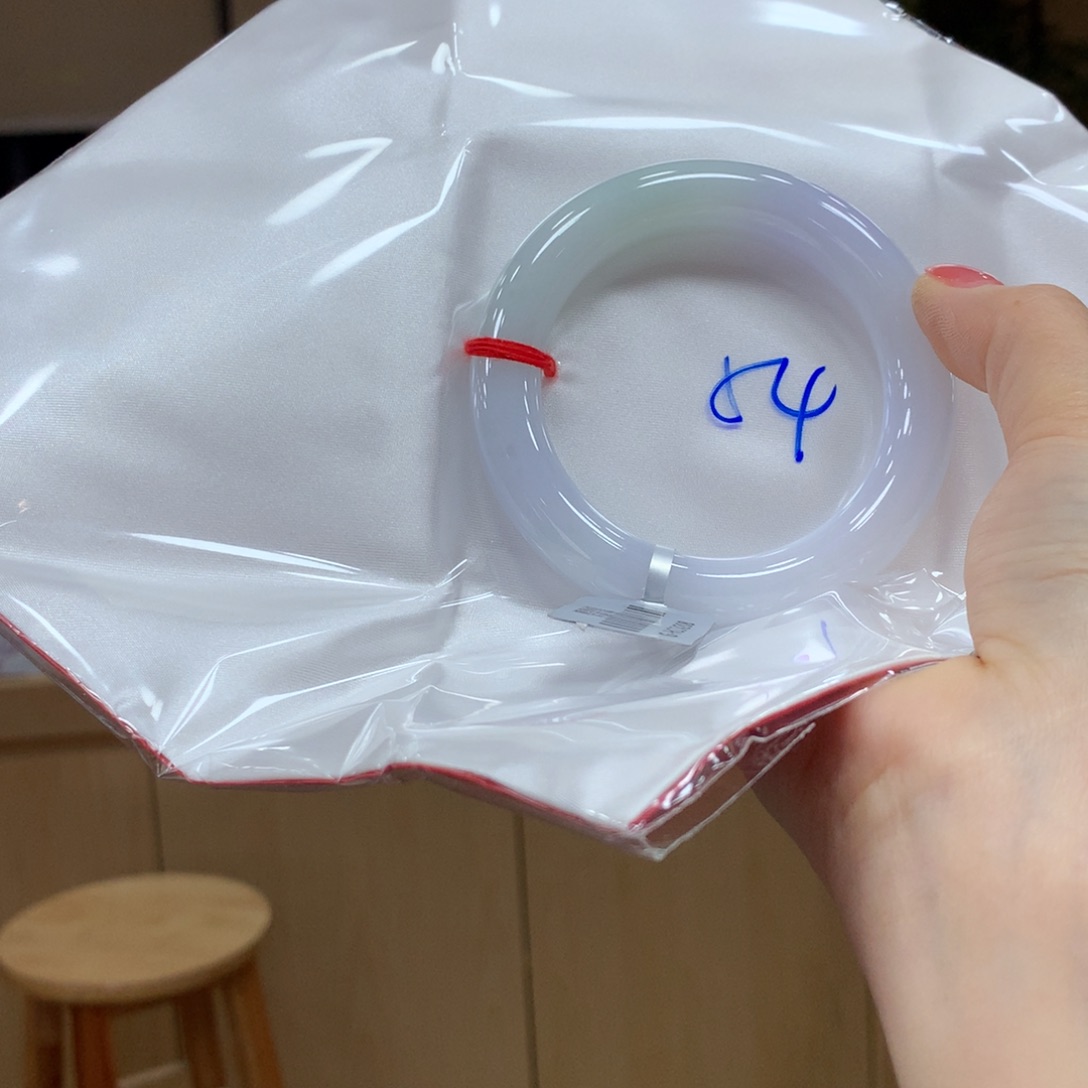 翡翠手镯未镶嵌不退不换